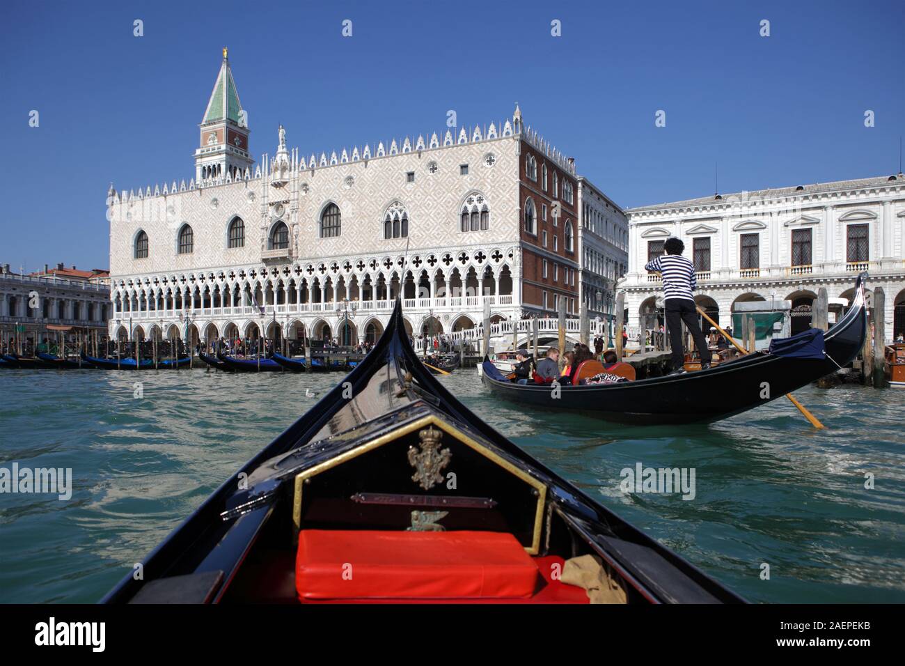 Vue sur le Palais des Doges à la place Saint Marc à partir de la gondole, Venise, Italie Banque D'Images
