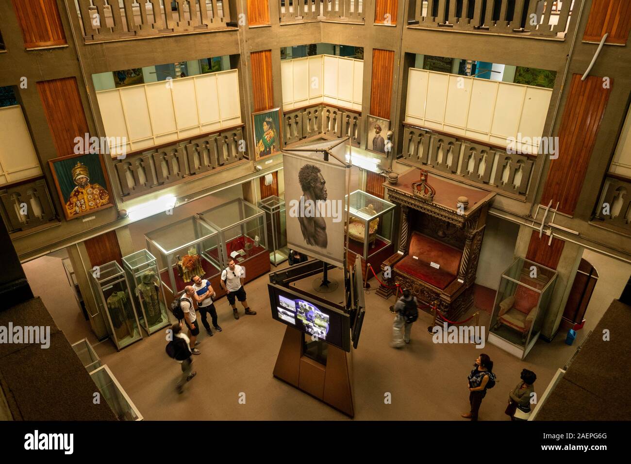 L'Éthiopie, Addis-Abeba, Le Roi George VI Street, Musée national de l'Éthiopie, elevated view de galerie avec trône impérial de l'Empereur Hailé Sélassié Banque D'Images