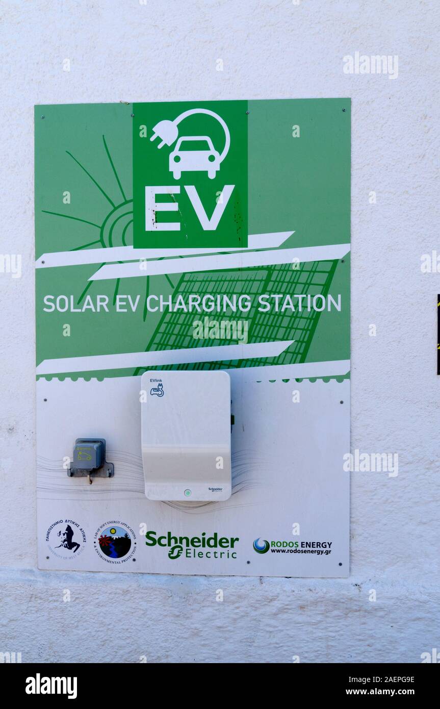 Voiture électrique à énergie solaire, la station de charge, Tilos Livadia, îles du Dodécanèse, Egée du Sud, la Grèce. Banque D'Images