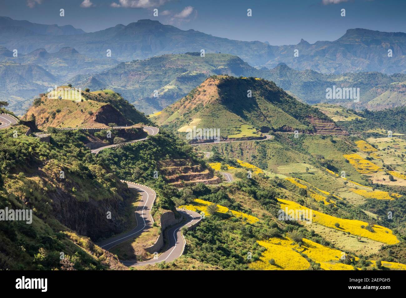 L'Éthiopie, du Tigré, nouvellement construit entre la route sinueuse et Axum écorcer si paysage montagneux au bord de montagnes du Simien Banque D'Images