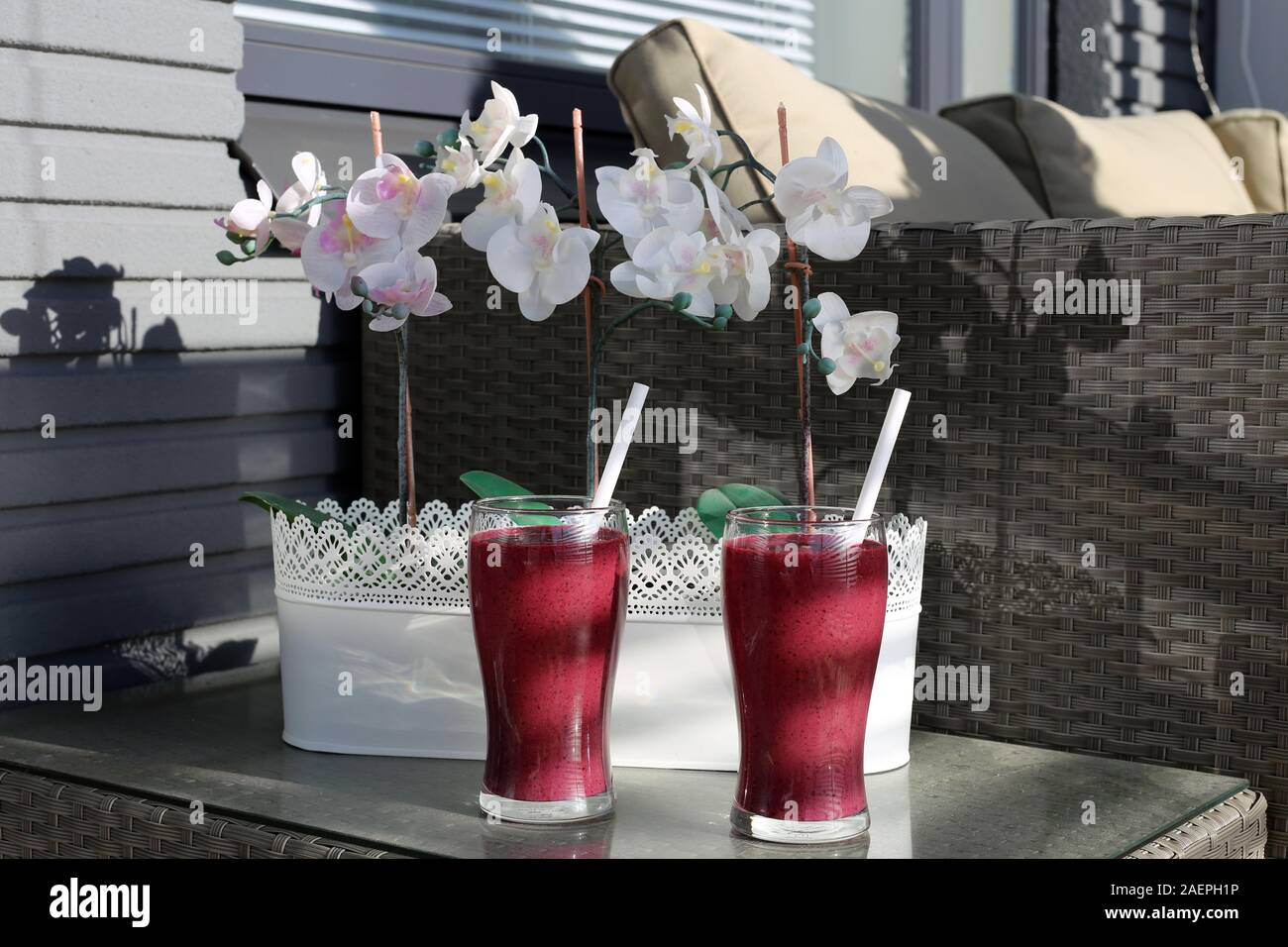 Rose / violet berry smoothie fait maison et de légumes avec des couleurs éclatantes et beaucoup de vitamines. Boisson saine et délicieuse pour les beaux jours d'été. Banque D'Images