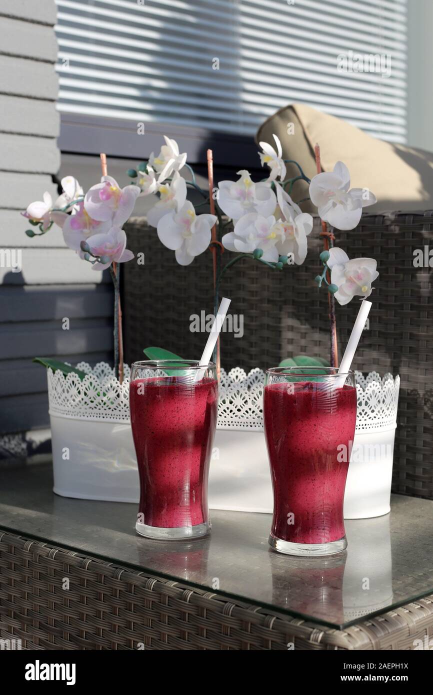 Rose / violet berry smoothie fait maison et de légumes avec des couleurs éclatantes et beaucoup de vitamines. Boisson saine et délicieuse pour les beaux jours d'été. Banque D'Images