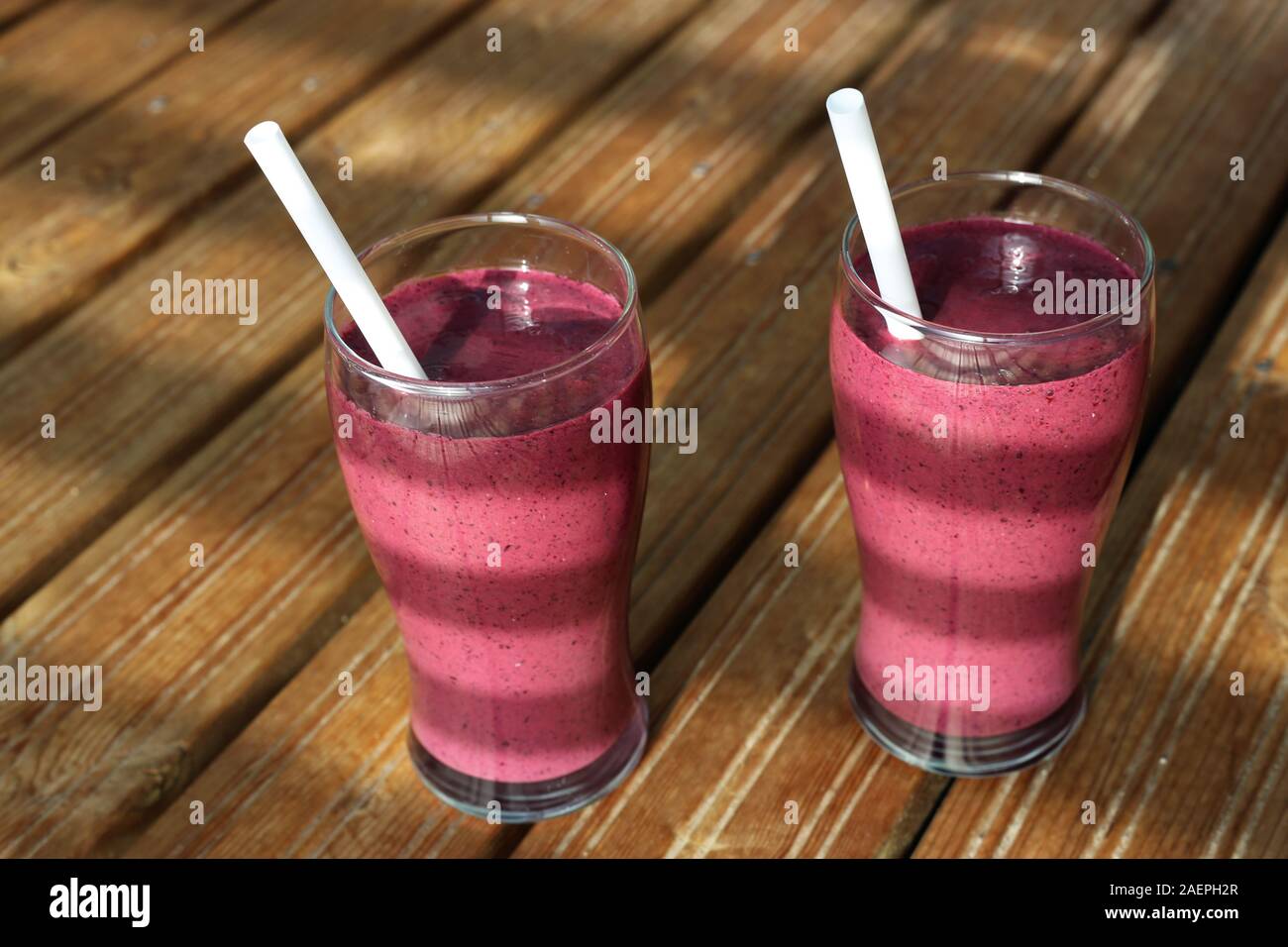 Rose / violet berry smoothie fait maison et de légumes avec des couleurs éclatantes et beaucoup de vitamines. Boisson saine et délicieuse pour les beaux jours d'été. Banque D'Images