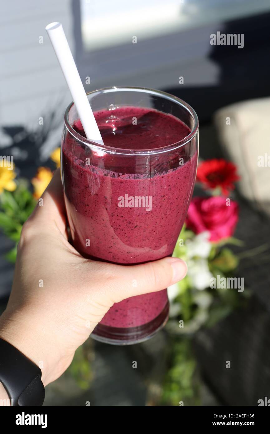 Rose / violet berry smoothie fait maison et de légumes avec des couleurs éclatantes et beaucoup de vitamines. Boisson saine et délicieuse pour les beaux jours d'été. Banque D'Images