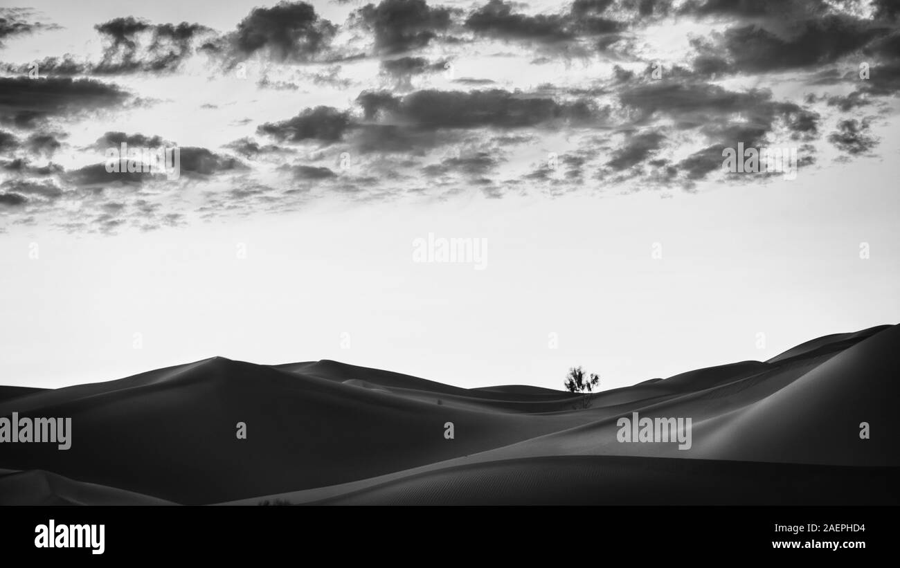 Nuageux coucher du soleil dans le désert du lut Banque D'Images