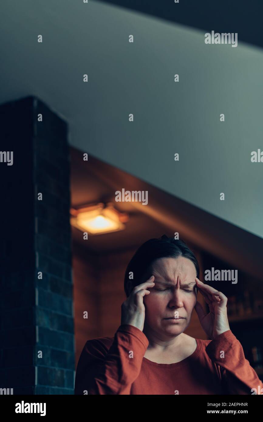 Femme avec de graves maux de tête de migraine, selective focus Banque D'Images