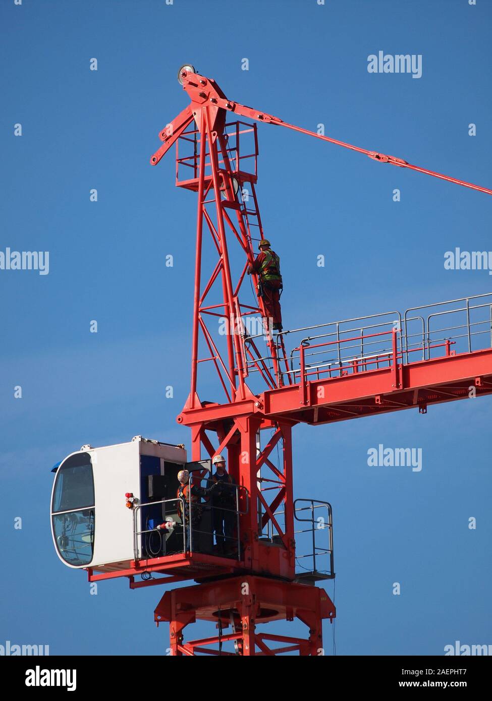 Détail d'une grue à tour en cours de construction. Banque D'Images