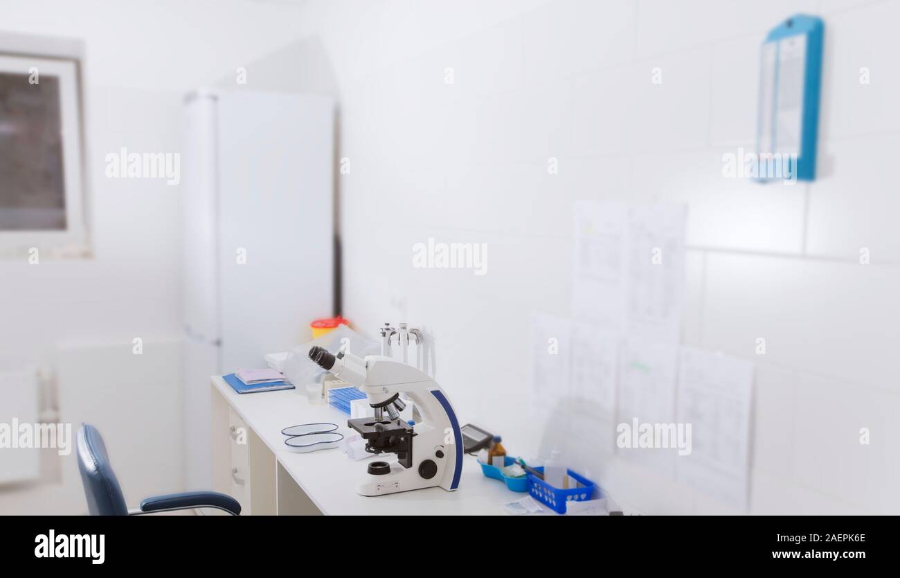 Chambre vide floue avec de l'équipement médical pour ce qui complique l'analyse Banque D'Images