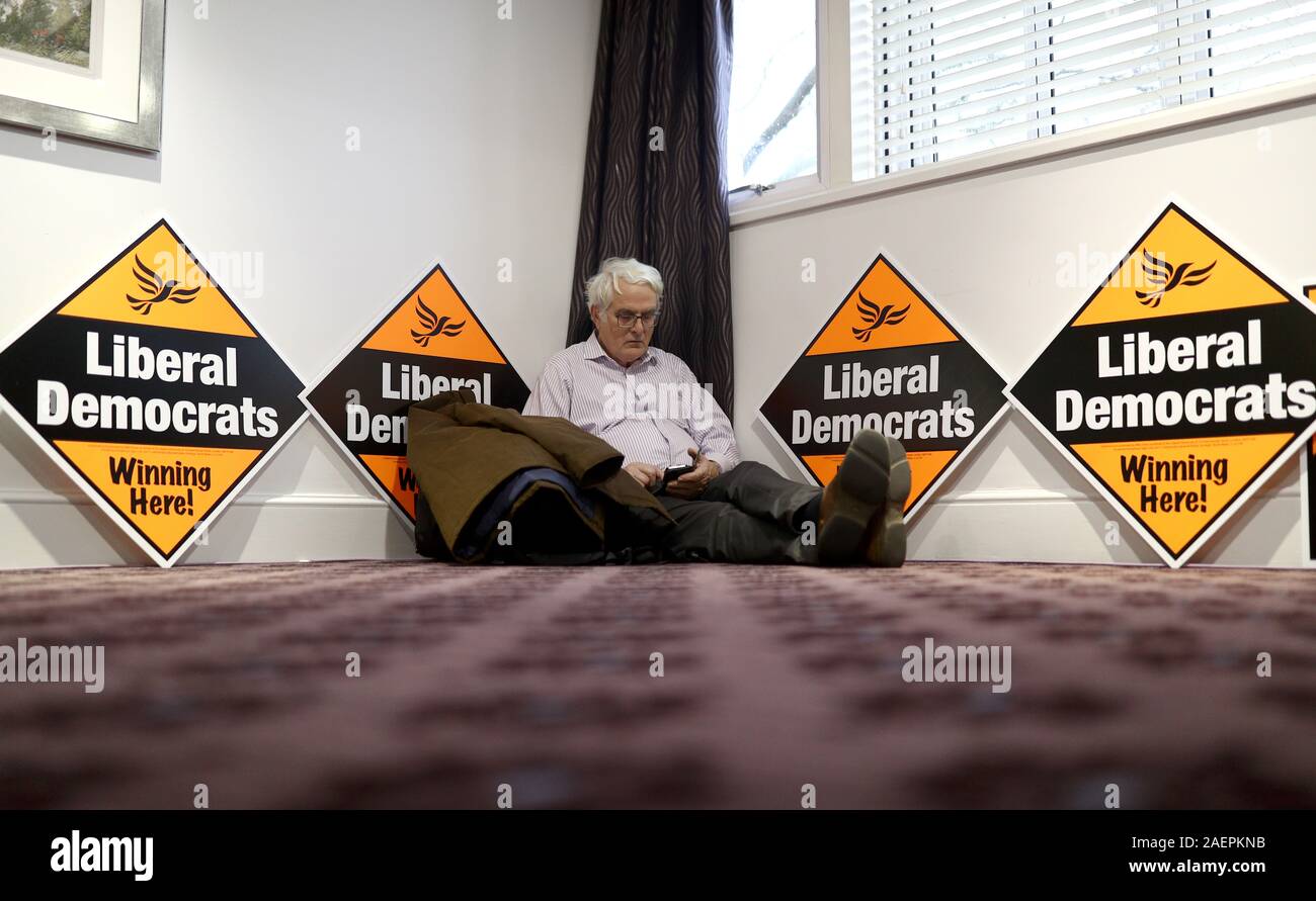 Un homme attend que le leader libéral démocrate Jo Swinson pour arriver à un rassemblement à Bath, dans le cadre de sa campagne électorale générale. Banque D'Images