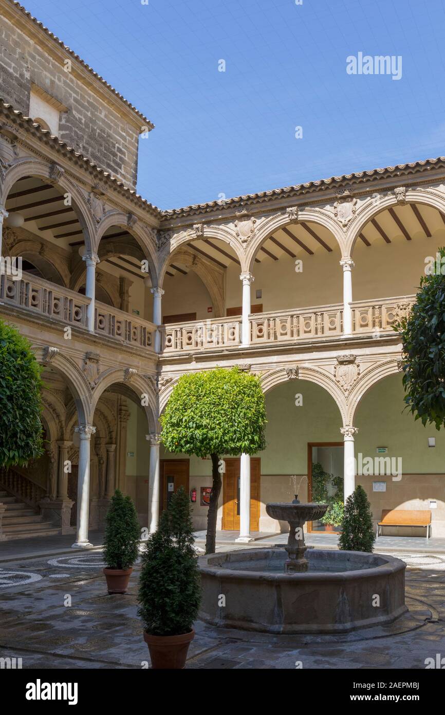 16e siècle cour Renaissance du Palais Jabalquinto, Baeza, Jaen Province, Andalusia, Spain. Le palais abrite le campus de l'Antonio Machado Banque D'Images