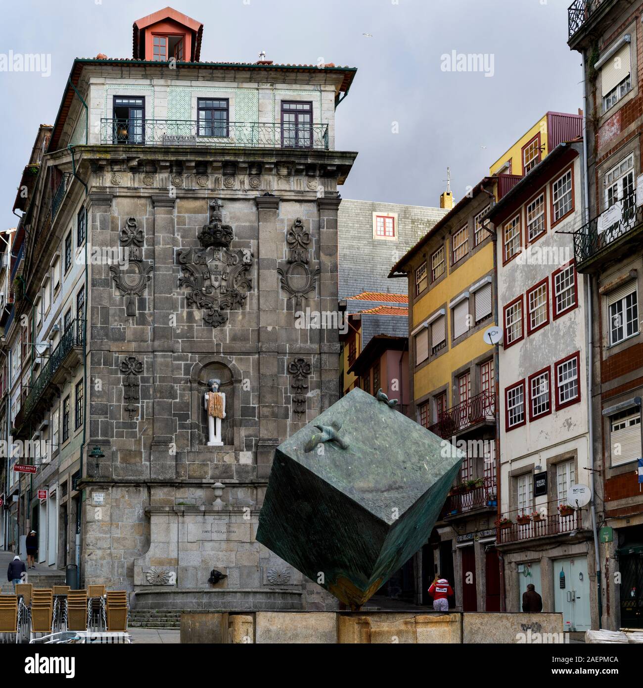 Vue d'une sculpture de la place Ribeira, Porto, Portugal Banque D'Images