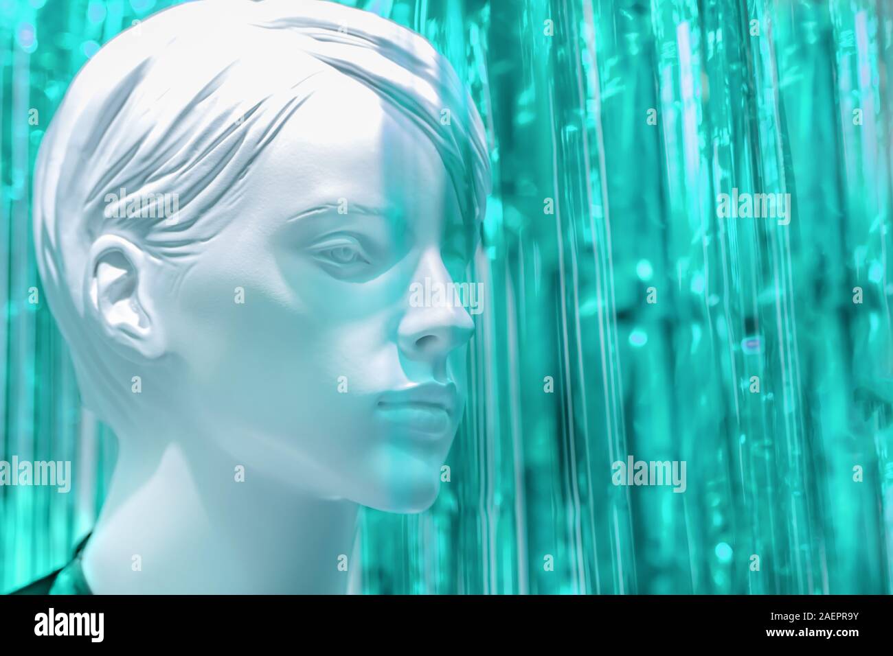 La tête d'une femme mannequin beauté élégante floue sur fond vert froid de couleur vive, lumière tonifiant. Un bon plan d'espace pour la publicité de la mode un Banque D'Images