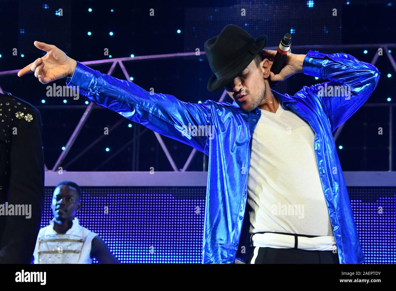 Peter André, mystérieuse jeune fille hitmaker effectue Michael Jackson's homme dans le miroir avec l'ensemble de l'entreprise de Thriller, comme il l'guest stars dans Thriller Live pour deux semaines, à la suite de l'4000e anniversaire en 2018, le rendement au Lyric Theatre de Londres, UK - 10 décembre 2019 Crédit : Nils Jorgensen/Alamy Live News Banque D'Images