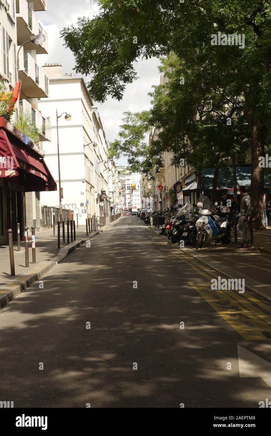 Les rues vides de Paris pendant l'été, quand la ville se vide. Banque D'Images