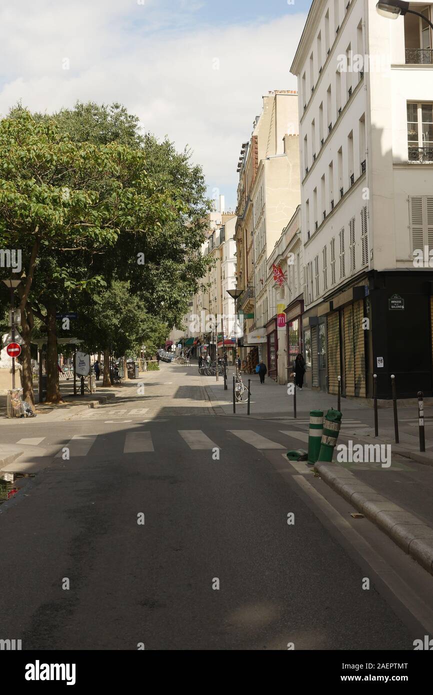 Les rues vides de Paris pendant l'été, quand la ville se vide. Banque D'Images