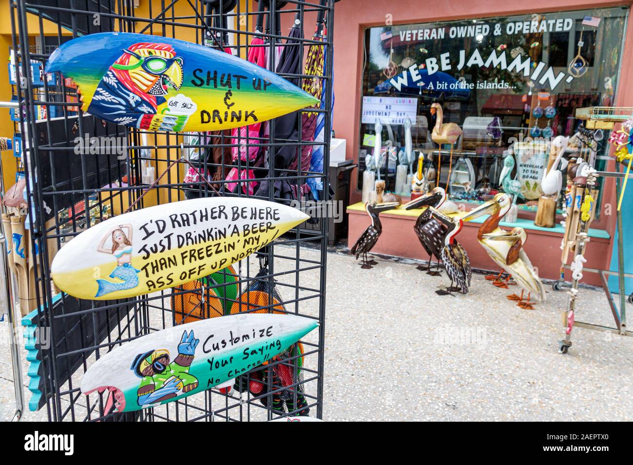 Jensen Beach Florida, shopping, nous sommes Jammin, boutique de souvenirs de décoration côtière, boutique de cadeaux, exposition, planches de surf peintes, boire la culture de fête, FL190920051 Banque D'Images