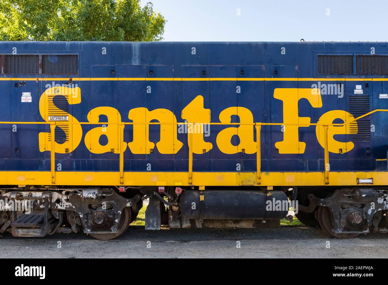 Moteur de fret avec des couleurs bleu et jaune sur l'affichage à l'Western America Railroad Museum at the Harvey House Railroad Depot près de route 66 en Bar Banque D'Images