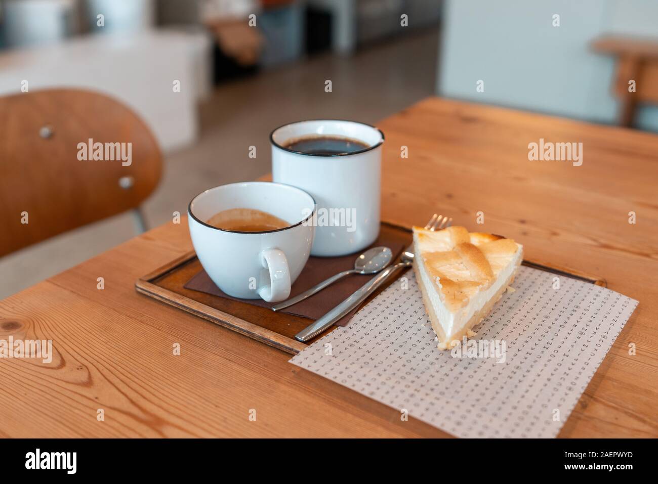 Close Up de deux tasses à café avec V60 et Espresso près de tarte sur table en bois et la plaque dans le café lumineux moderne. Coffee Time Banque D'Images