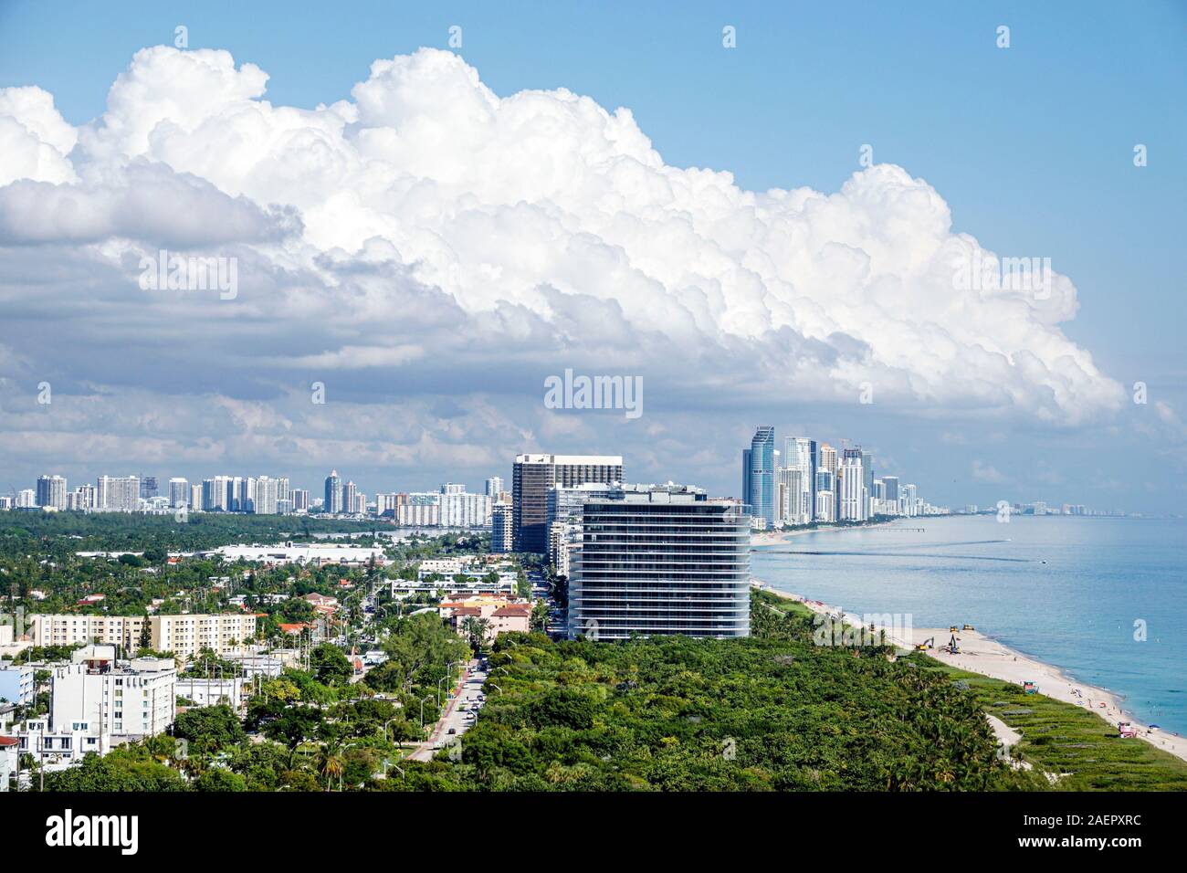 Floride,Océan Atlantique,Miami Beach,North Beach,littoral,horizon de la ville,gratte-ciel,nuages,eau,Océan Atlantique,vue aérienne du dessus,Surfside, Banque D'Images