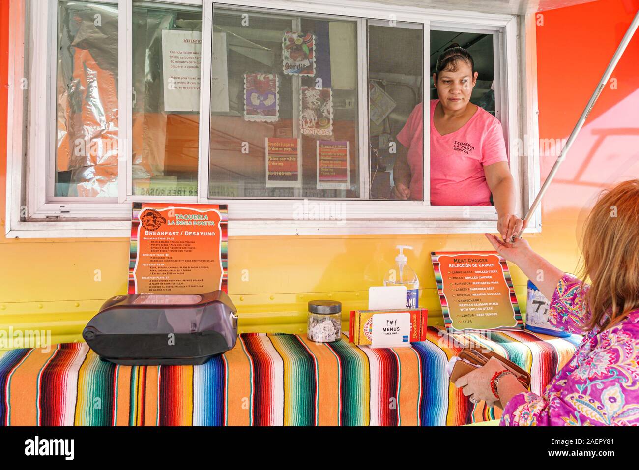 Indiantown Florida,camion alimentaire,petite entreprise,cuisine mexicaine,tacos,flautas,enchiladas,taqueria,fenêtre de vendeur,hispanique,femme,payant,FL191110040 Banque D'Images