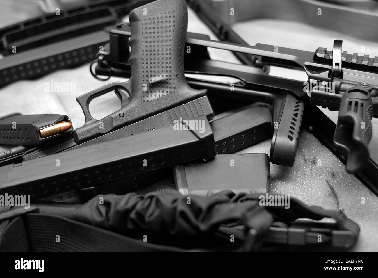 Pile de divers pistolets, fusils et munitions, close-up, couleur sélective Banque D'Images