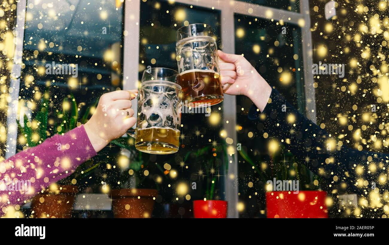 La nuit de Noël, Santa hats, joyeux Noël, fêter Noël, verres de bière, amis célébrer, Nouvel An Banque D'Images
