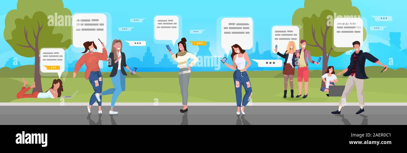 Les gens à l'aide d'chat apps sur tous les appareils numériques de réseau social discours bulle chat communication concept mix race hommes femmes détente dans toute la longueur horizontale du parc vector illustration Illustration de Vecteur