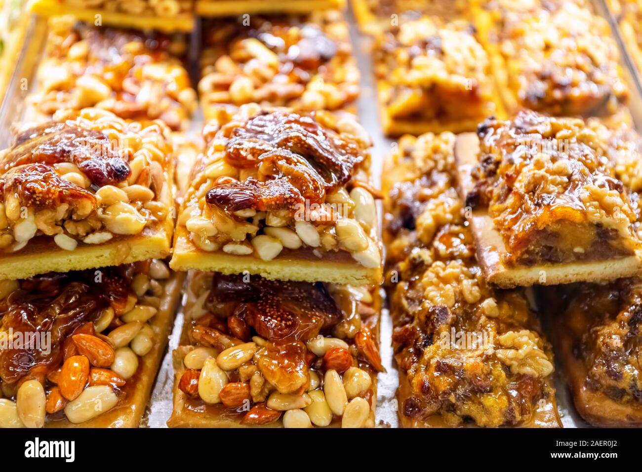 Gâteau typique de l'Ombrie, à base d'amandes ou noix, miel et figues.  Dessert typiquement italien, artisan nougat Photo Stock - Alamy