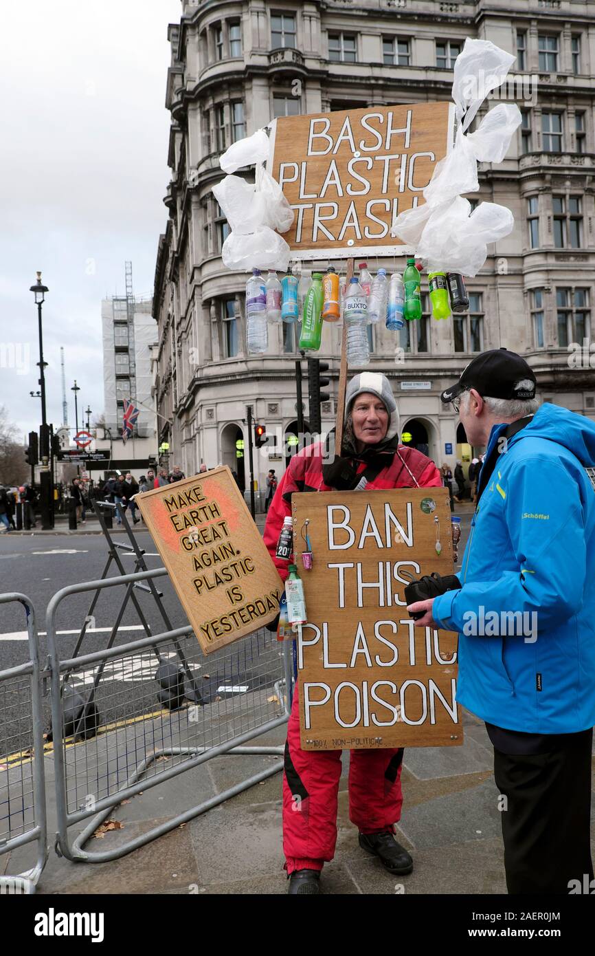 Man holding 'interdire ce poison en plastique' placard en solo manifestation contre l'utilisation du plastique dans la ville de Westminster London England UK KATHY DEWITT Banque D'Images