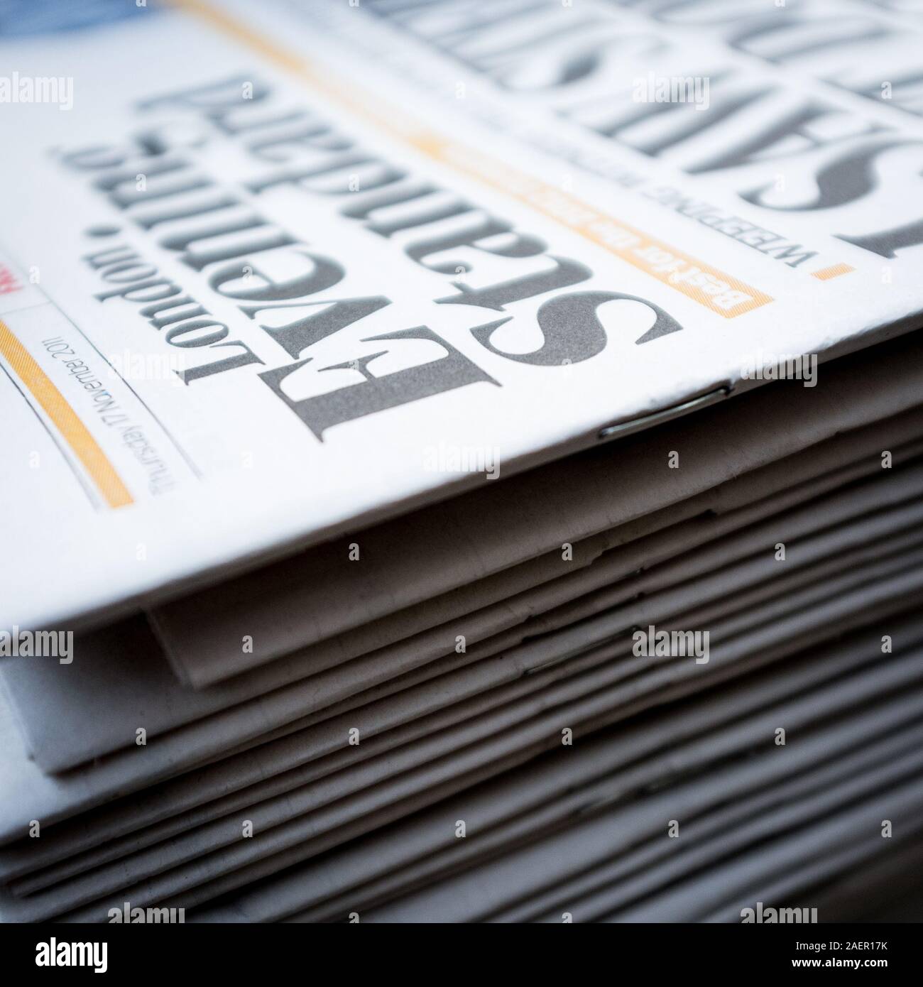 London Evening Standard journal. La fin de l'édition papier est distribué gratuitement aux usagers à la plupart des stations de métro aux heures de pointe. Banque D'Images