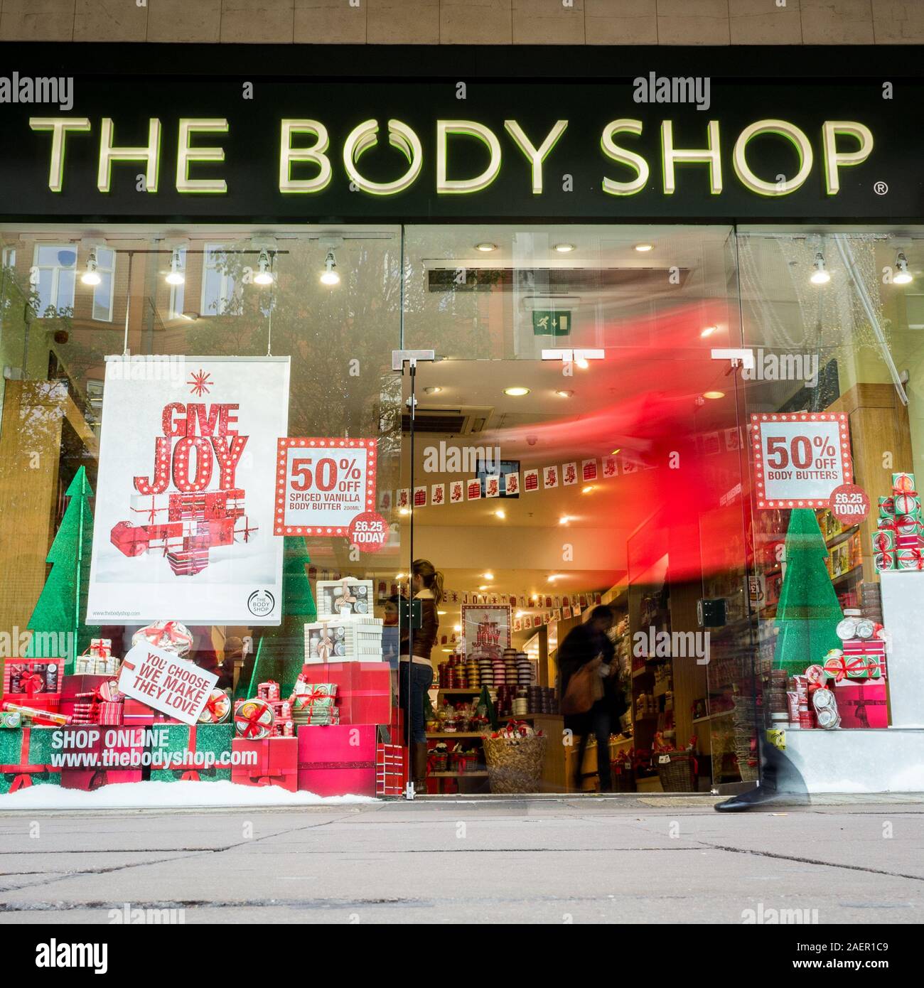 The Body Shop, Oxford Street, Londres. Shoppers floue en passant devant la vitrine de la boutique The Body Shop, un cosmétique détaillant, dans le centre de Londres. Banque D'Images