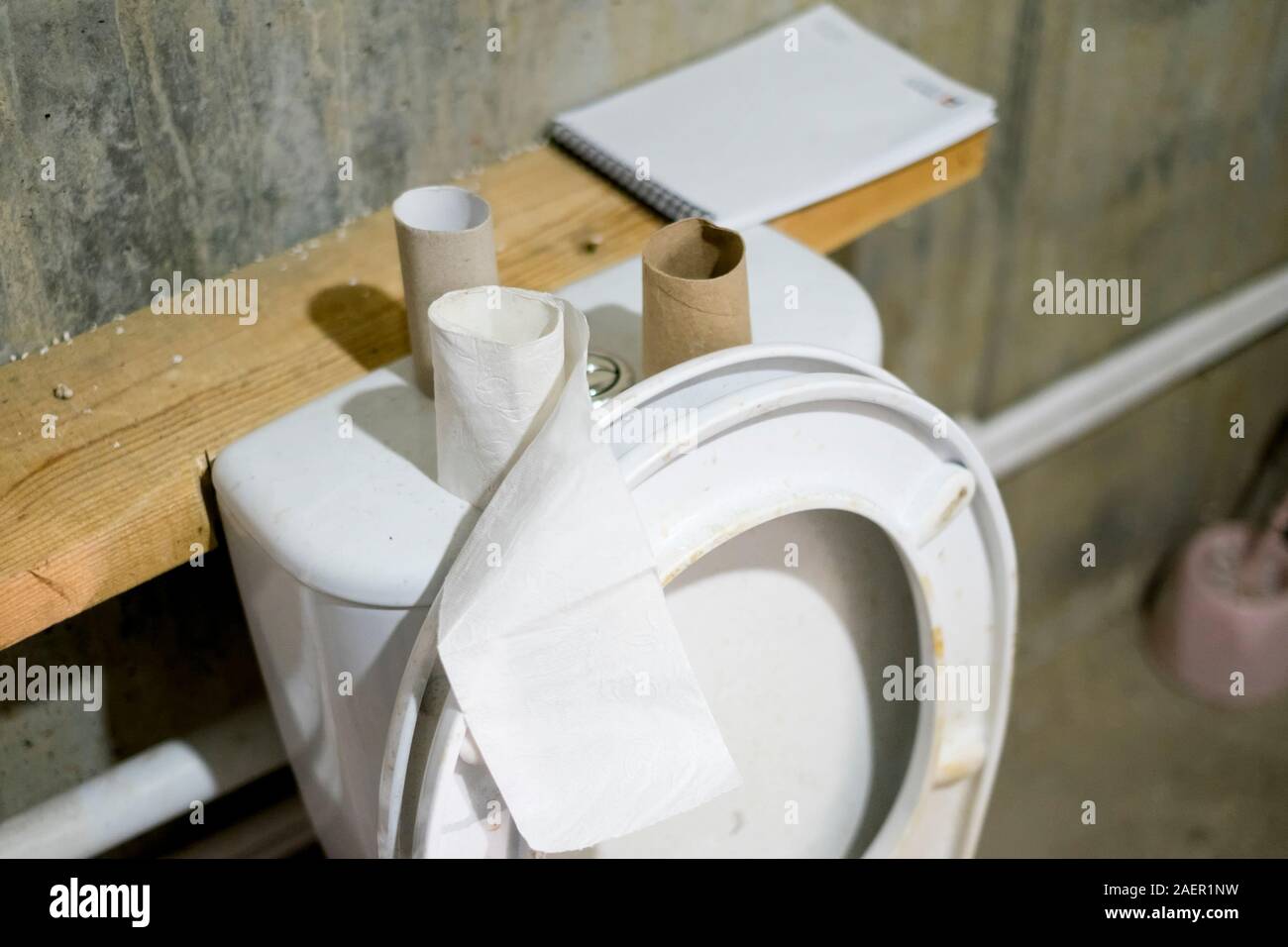 Rouleaux de papier vide dans une toilette, close-up Banque D'Images