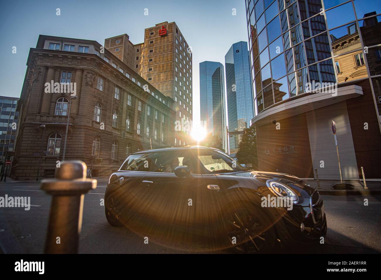 Centre d'affaires de Francfort dans le soleil d'en bas avec Mini Cooper en passant par Banque D'Images
