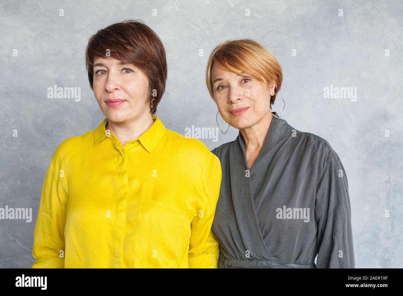 Les femmes mûres attrayants sur fond gris Banque D'Images
