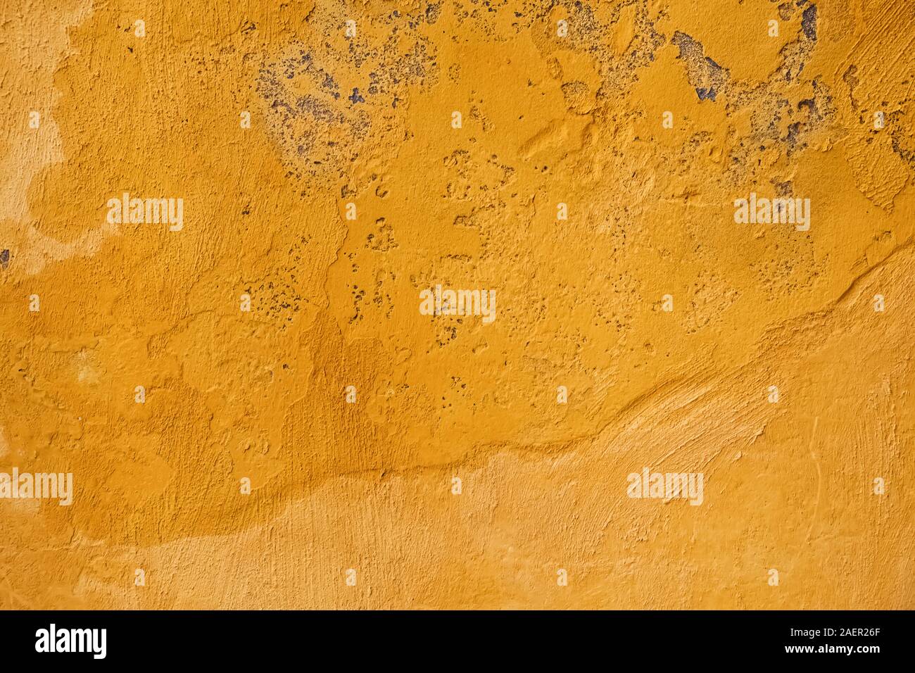 Un mur de béton peint en jaune. Banque D'Images