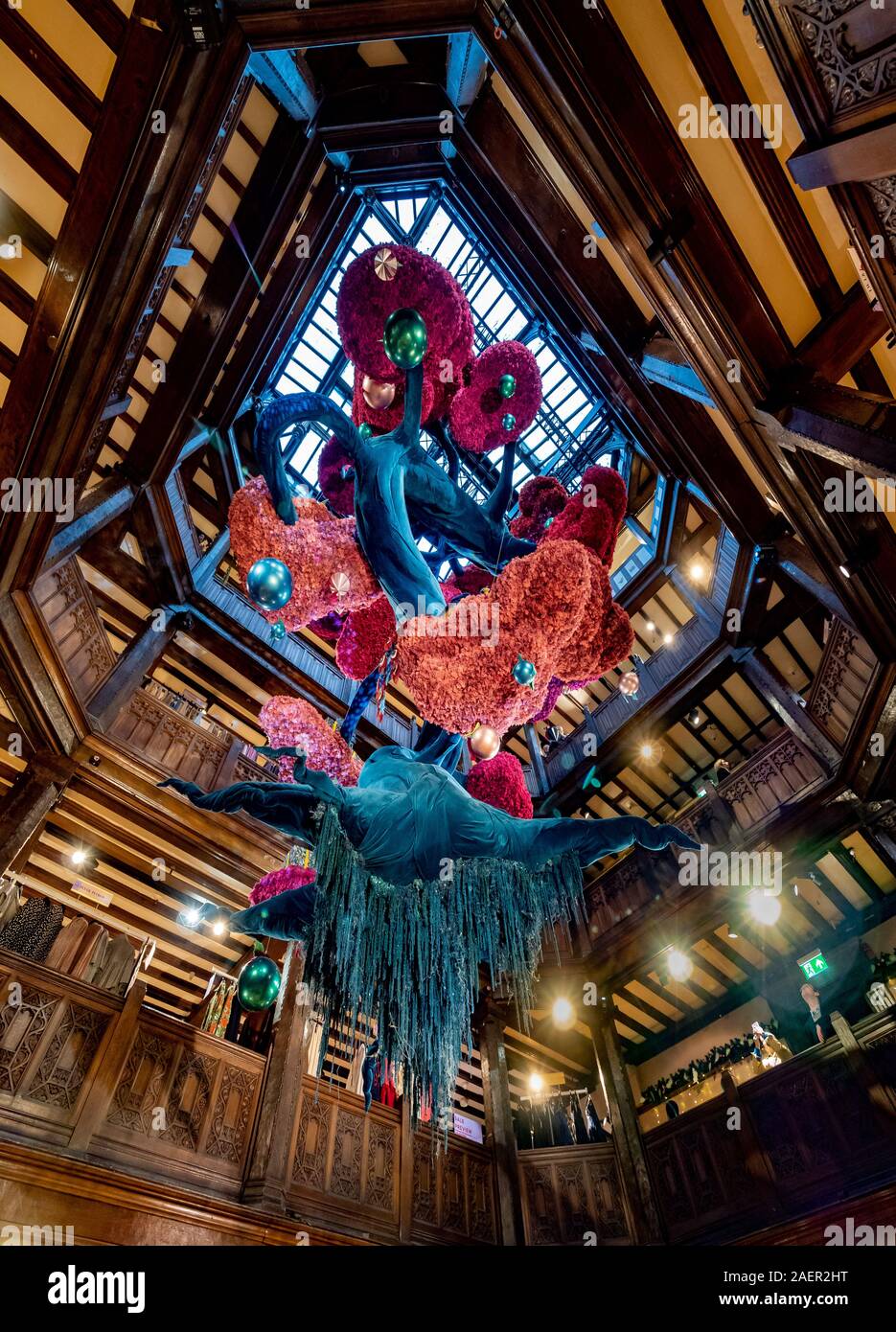 L 'arbre de la Liberté' Christmas afficher dans le magasin Liberty, Londres. Une sarcelle et rose 8m de haut orné de sculptures flottantes bonsaï présente. Banque D'Images