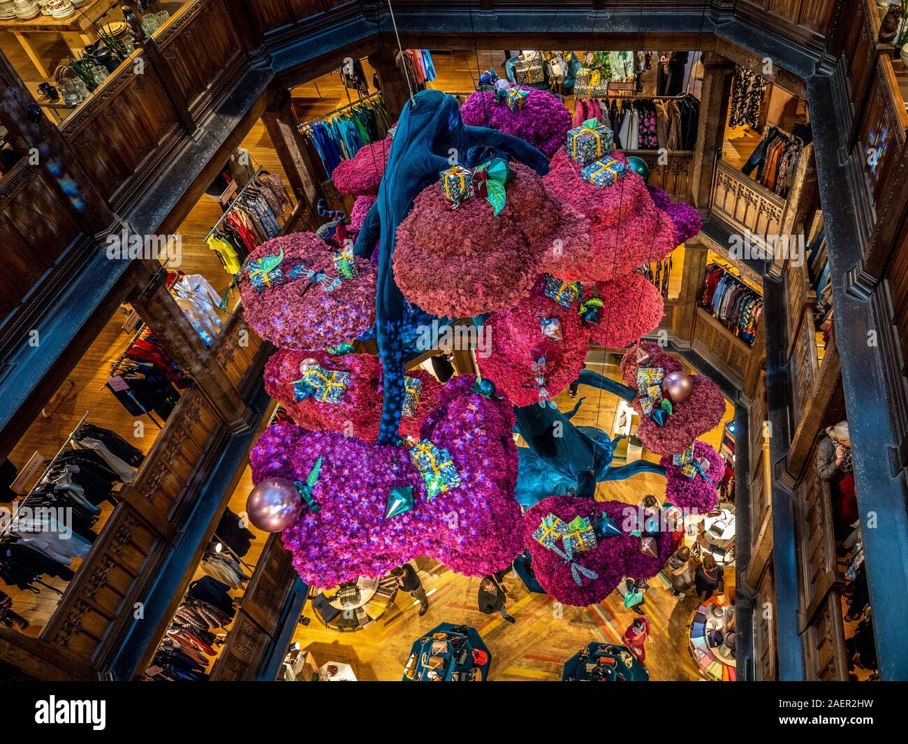 L 'arbre de la Liberté' Christmas afficher dans le magasin Liberty, Londres. Une sarcelle et rose 8m de haut orné de sculptures flottantes bonsaï présente. Banque D'Images
