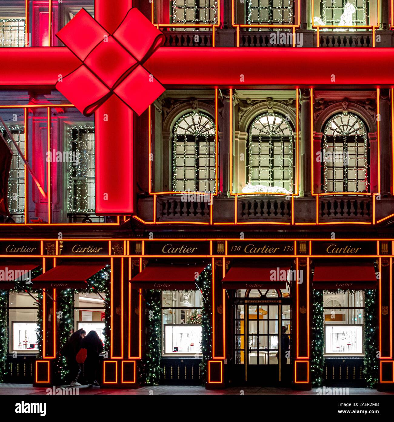 Extérieur de boutique Cartier à New Bond Street, London avec affichage de Noël. Banque D'Images