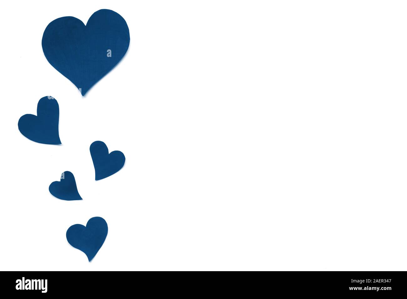 Fond de carte de Saint-Valentin, classique bleu mignon Coeurs en papier. Fond blanc avec des coeurs en papier découpé dans différentes tailles. Valentine Day Banque D'Images