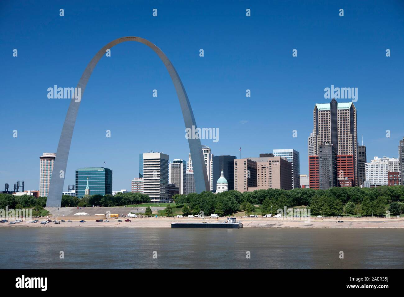 Vue de l'arche de Saint-Louis à travers le fleuve du Mississippi Banque D'Images