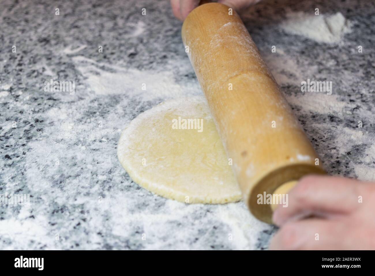 Close up rouleau à pâtisserie avec de la farine sur le comptoir de cuisine. Concept de boulangerie de Noël. Banque D'Images