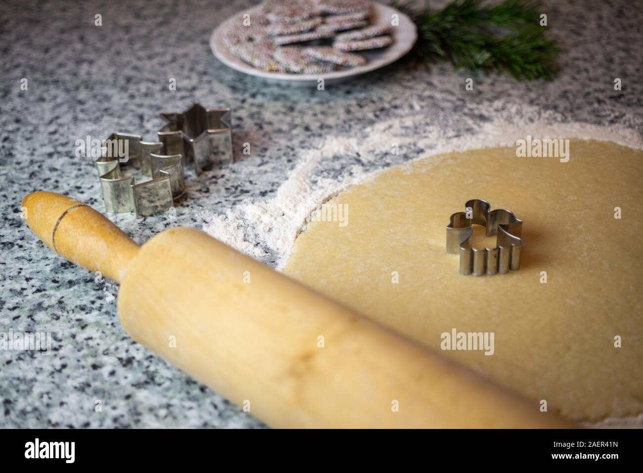 Boulangerie de Noël au moment de Noël. Préparation de pâte à biscuits, concept. Carte de Noël Banque D'Images