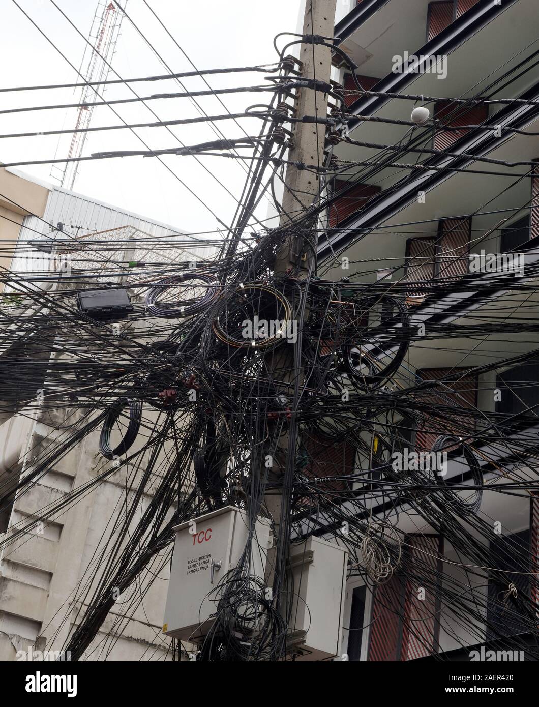 Personne ne sera jamais appeler les câbles électriques aériens à Bangkok bien gérés. Banque D'Images
