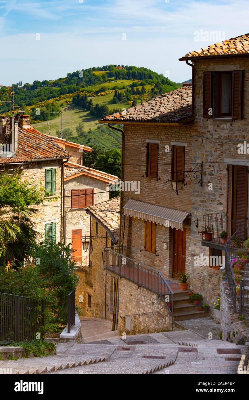 Montone est un petit village perché en Ombrie, Italie, entouré de collines et de fermes. Banque D'Images