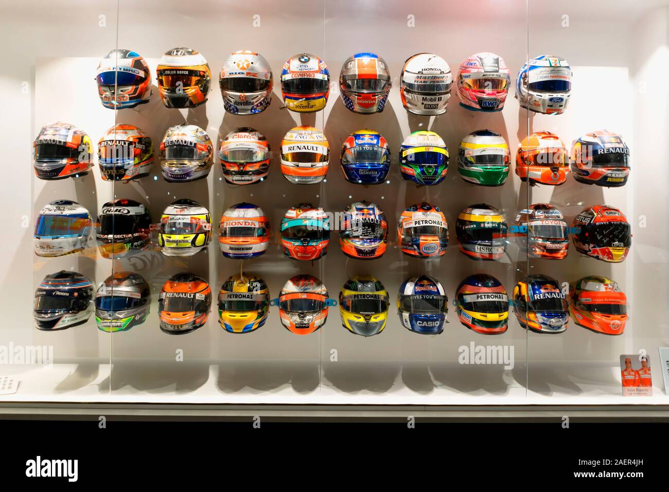 Casques F1 avec dévouement que d'autres pilotes a donné à Fernando Alonso. Image prise au Musée Fernando Alonso Le 5 décembre 2019. Les Asturies, Espagne. Banque D'Images