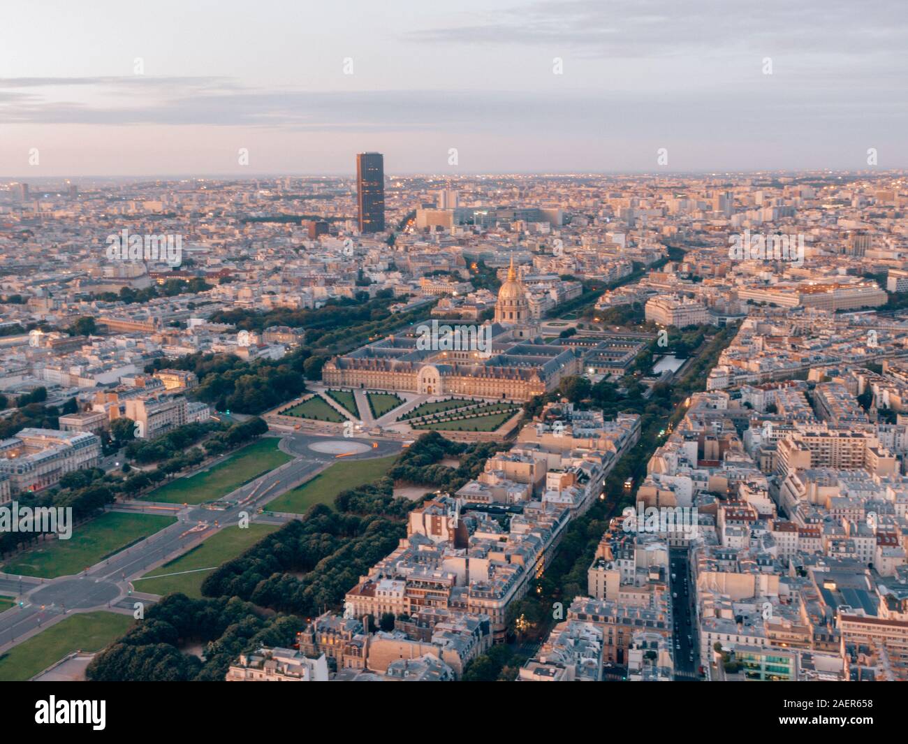 Drone erial tourné du paysage urbain de Paris, France avec l'Arc de Triomphe en premier plan et la célèbre Tour Eiffel en arrière-plan Banque D'Images