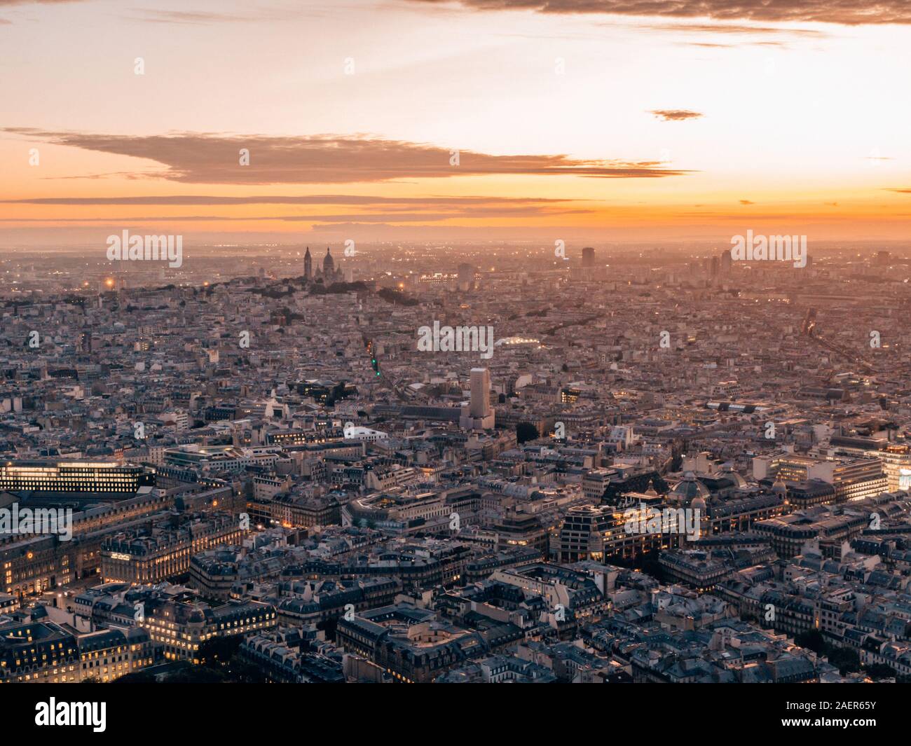 Drone erial tourné du paysage urbain de Paris, France avec l'Arc de Triomphe en premier plan et la célèbre Tour Eiffel en arrière-plan Banque D'Images
