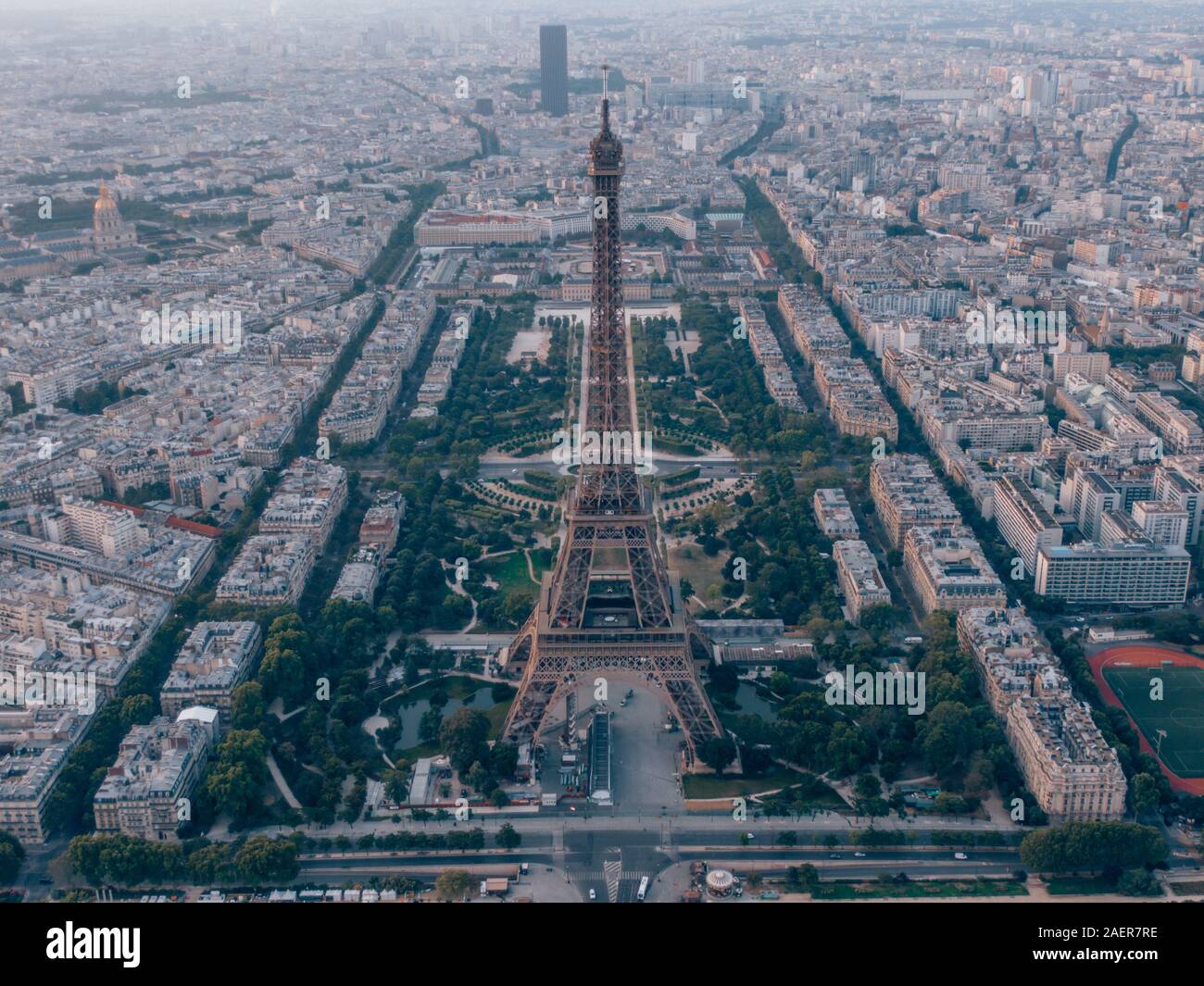 Vue aérienne de la Tour Eiffel à Paris, France, un beau matin Banque D'Images