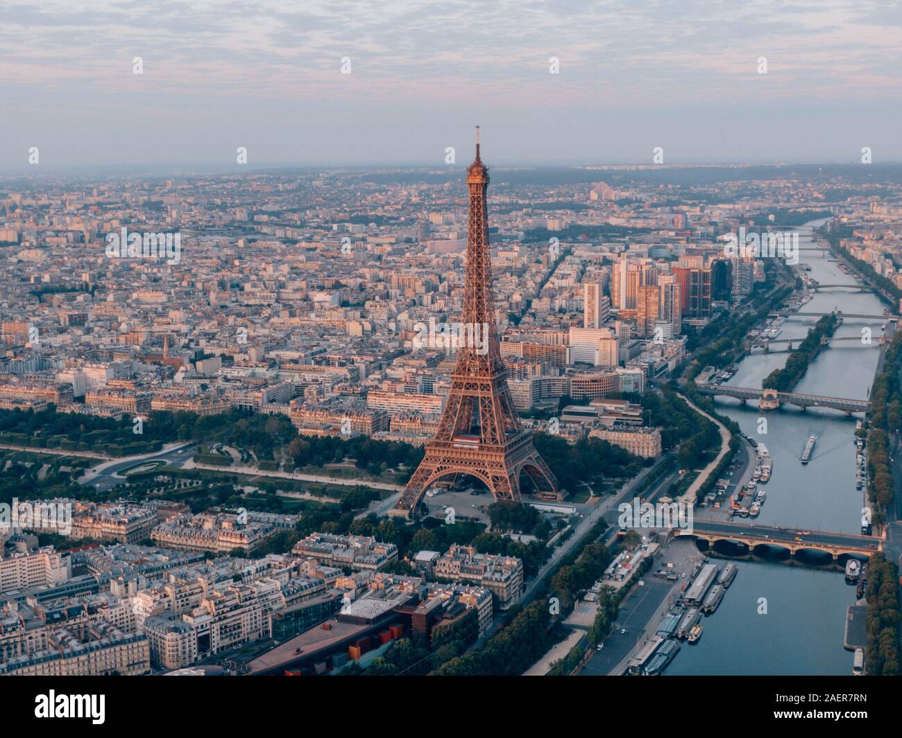 Vue aérienne de la Tour Eiffel à Paris, France, un beau matin Photo Stock -  Alamy