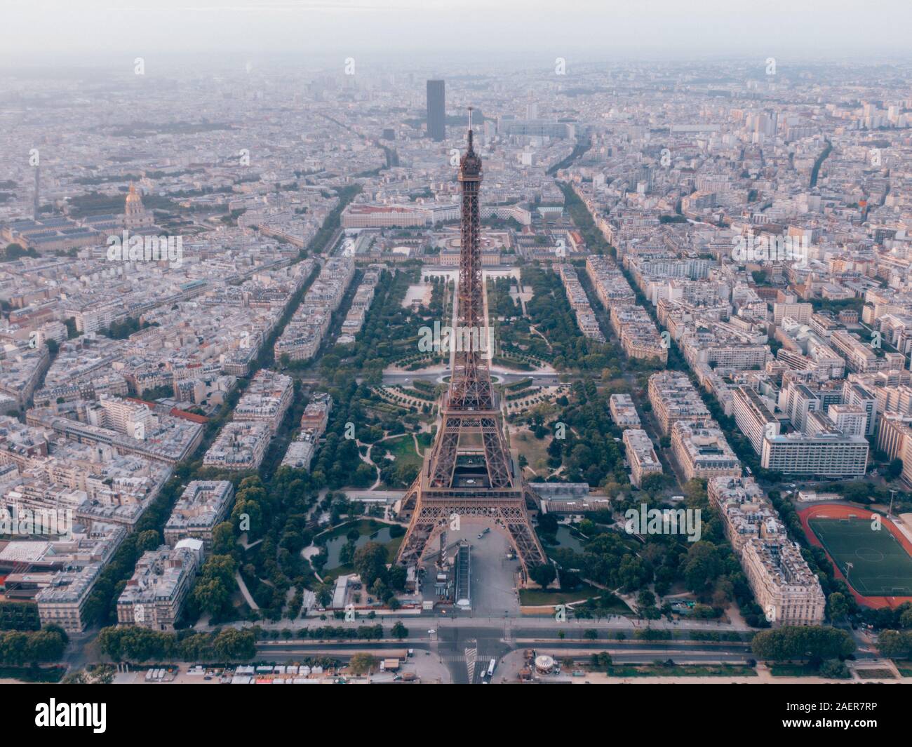Vue aérienne de la Tour Eiffel à Paris, France, un beau matin Banque D'Images